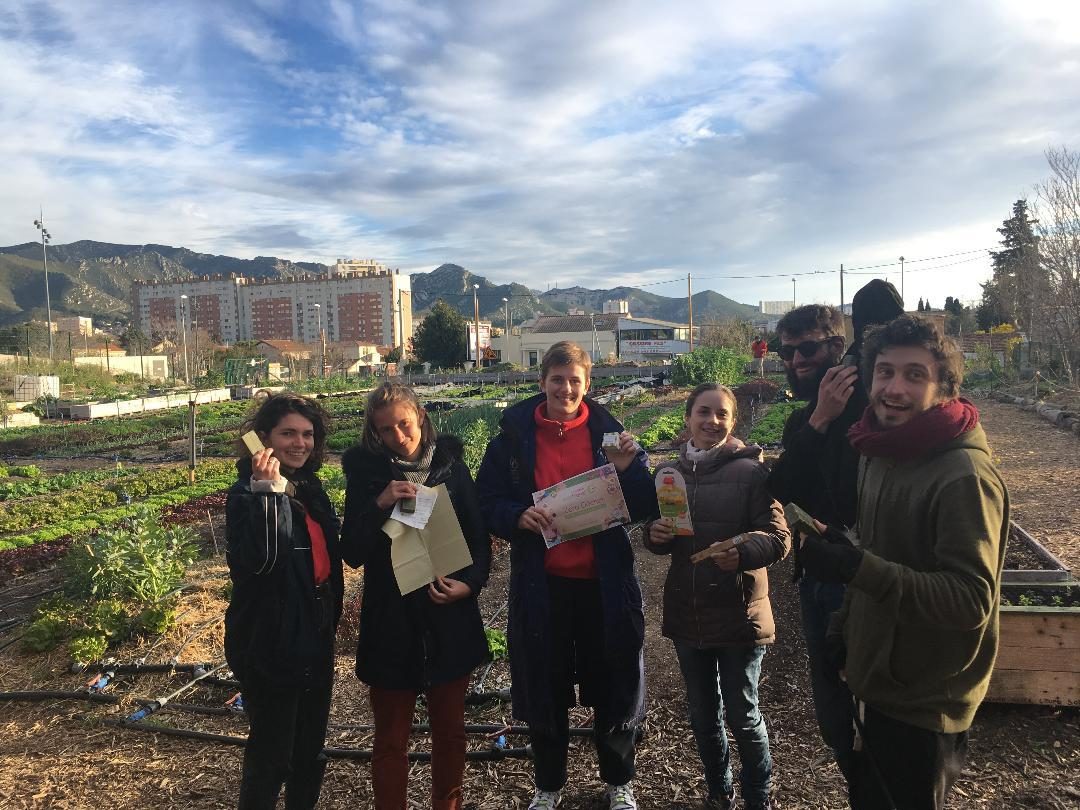 Groupe dans un jardin potager
