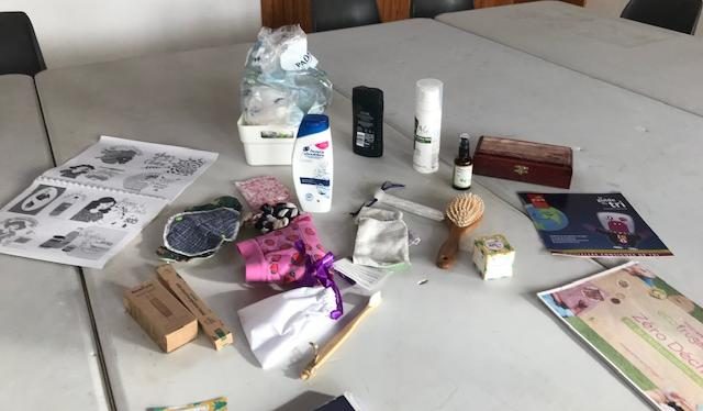 Objets réutilisables présentés pendant un atelier zéro déchet