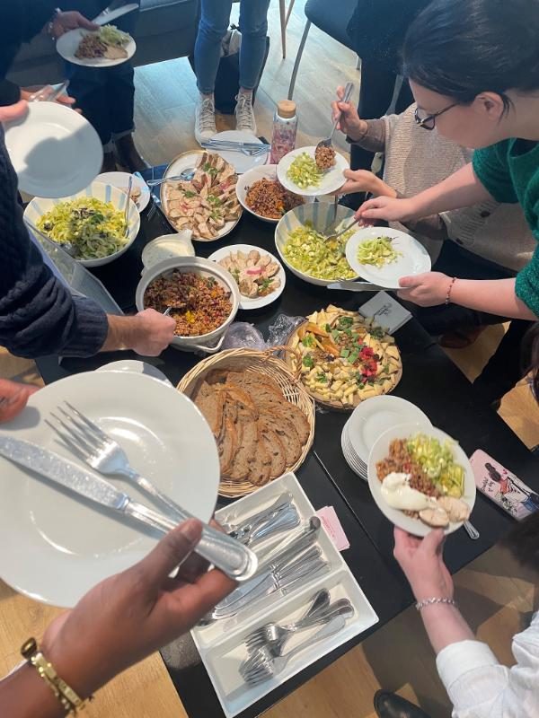 Repas fait maison partagé pendant un atelier en entreprise