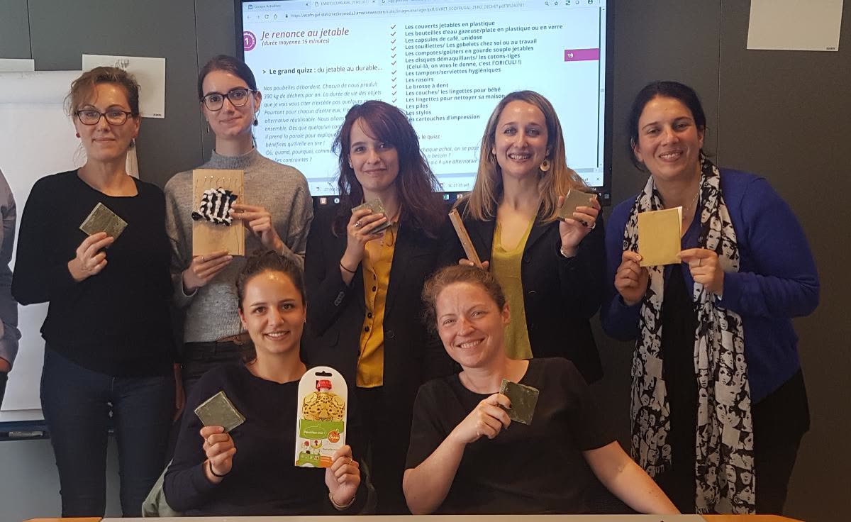 Des collègues montrent les produits qu'elles ont découverts pendant l'atelier