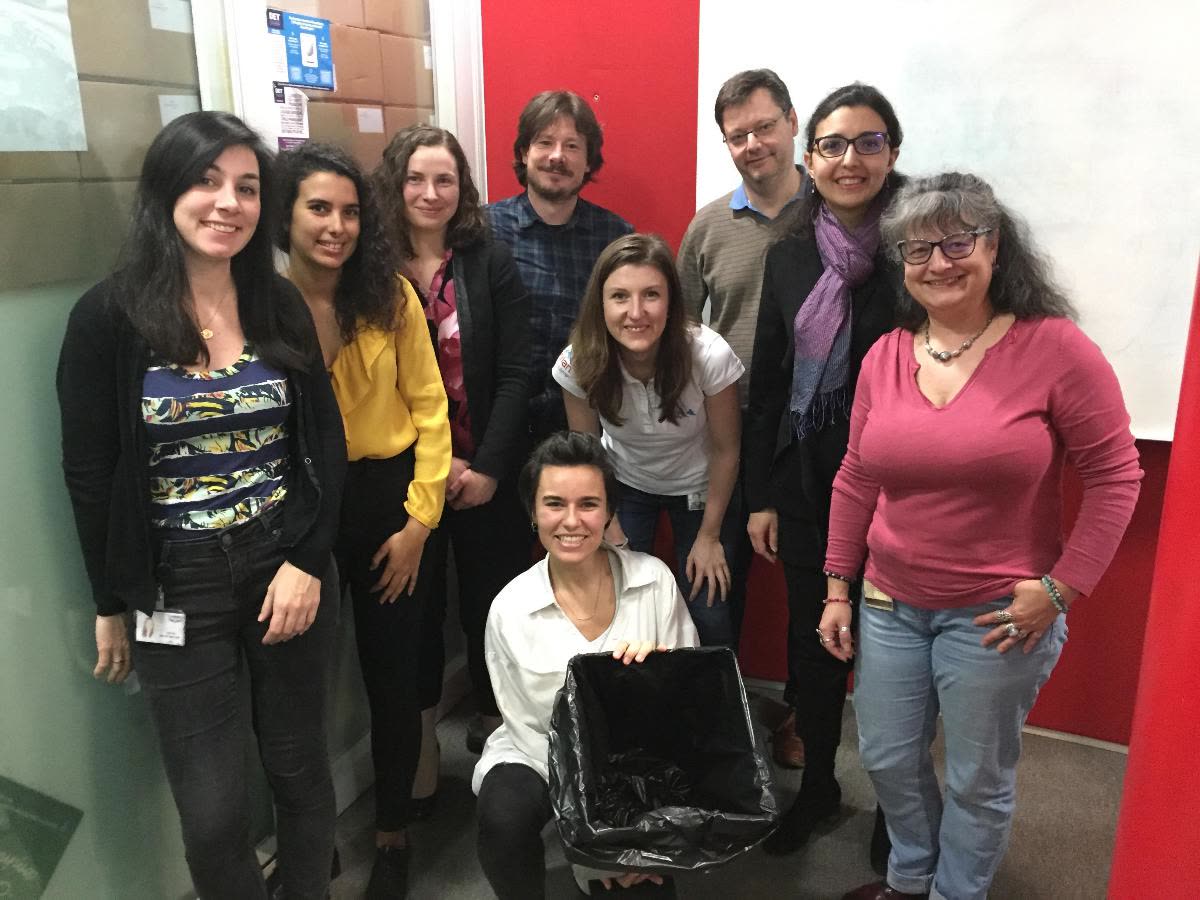 Un groupe de collègues posant ensemble après un atelier zéro déchet