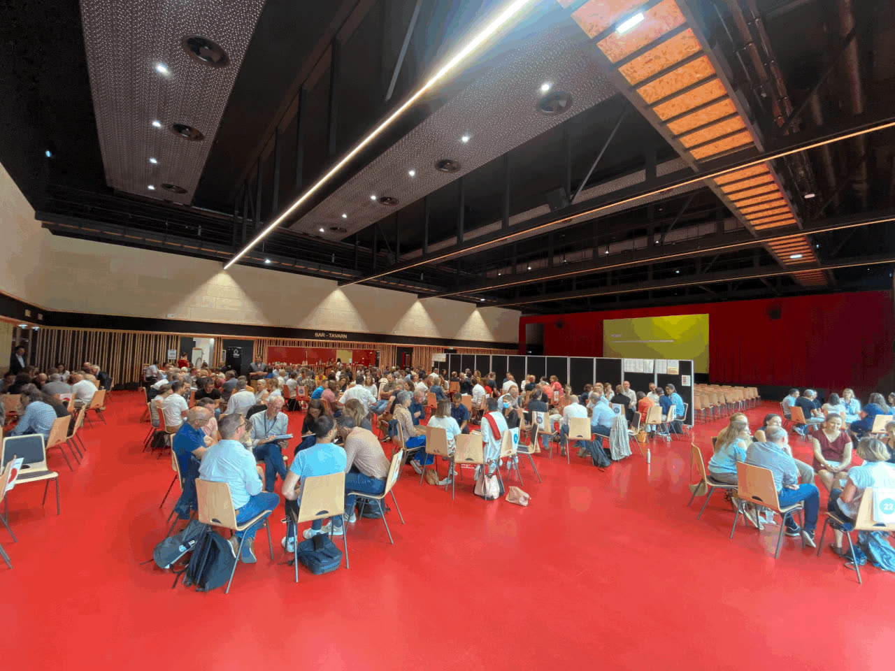 Près de 250 cadres réunis en petits cercles dans une grande salle à Quimper